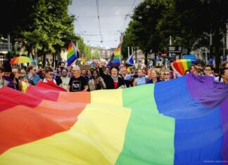 ΕΥΡΩΒΟΥΛΗ: Οι γάμοι και τα σύμφωνα μεταξύ ατόμων του ιδίου φύλου να αναγνωρίζονται σε όλη την ΕΕ