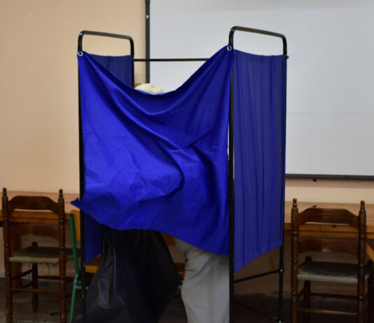 Απόδημοι Έλληνες: Επιστολική ψήφος και τριεδρική εκλογική περιφέρεια – Η παρουσίαση του σχεδίου νόμου την Πέμπτη