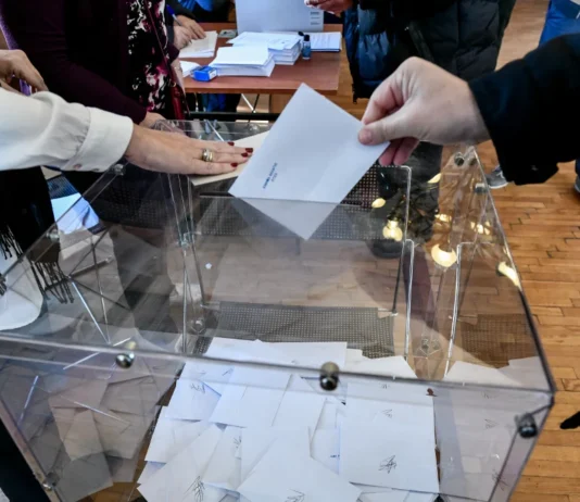Δημοσκόπηση Interview: Στο 30,1% η ΝΔ, δεύτερη η ΕΛΑΣ με 17,4%, τρίτο το ΠΑΣΟΚ με 12,3% – Αυτοδύναμη κυβέρνηση μετά τις εκλογές θέλει 1 στους 2