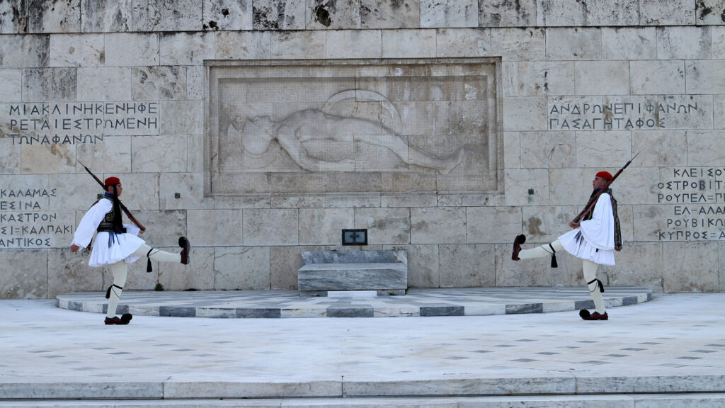 Δημοσκόπηση: Πώς κρίνουν οι πολίτες την τροπολογία για τον Αγνωστο Στρατιώτη