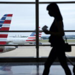 Δυσκολεύει το ταξίδι στις ΗΠΑ: Οι τουρίστες από 42 κράτη -ανάμεσα τους και η Ελλάδα- θα πρέπει να δείχνουν ιστορικό πέντε ετών στα social media, για να μπουν στη χώρα