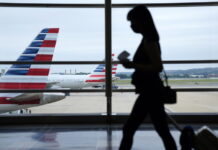 Δυσκολεύει το ταξίδι στις ΗΠΑ: Οι τουρίστες από 42 κράτη -ανάμεσα τους και η Ελλάδα- θα πρέπει να δείχνουν ιστορικό πέντε ετών στα social media, για να μπουν στη χώρα