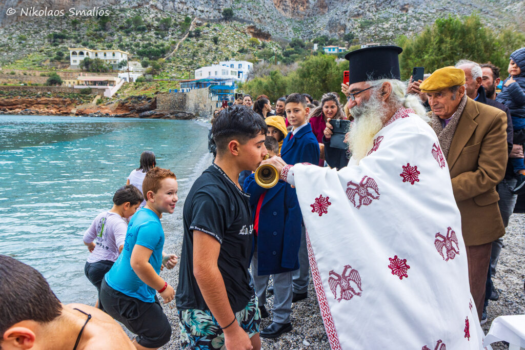 Ο εορτασμός των Θεοφανείων στο χωριό Αργινώντα Καλύμνου μέσα από το φακό του Νικόλα Σμαλιού