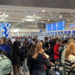 Χάος στο Ελευθέριος Βενιζέλος: Καθηλωμένα αεροπλάνα, ταλαιπωρία για χιλιάδες επιβάτες – Αεροπλάνο ήρθε στη Ρόδο και γύρισε πίσω