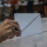 Metron Analysis και MRB δείχνουν ότι η ΝΔ τσίμπησε σχεδόν δύο μονάδες, φτάνει στο 31,1% λόγω πολέμου