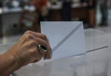 Metron Analysis και MRB δείχνουν ότι η ΝΔ τσίμπησε σχεδόν δύο μονάδες, φτάνει στο 31,1% λόγω πολέμου