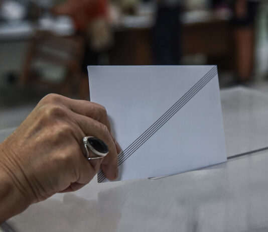 Metron Analysis και MRB δείχνουν ότι η ΝΔ τσίμπησε σχεδόν δύο μονάδες, φτάνει στο 31,1% λόγω πολέμου