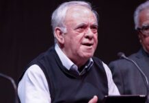 Ο Δραγασάκης επιστρέφει στη Βουλή στα 79 του, στερώντας την έδρα από το κόμμα από το οποίο αποχώρησε πριν δύο χρόνια.