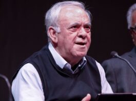 Ο Δραγασάκης επιστρέφει στη Βουλή στα 79 του, στερώντας την έδρα από το κόμμα από το οποίο αποχώρησε πριν δύο χρόνια.