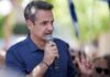 Κυβέρνηση σε αποδρομή, πρωθυπουργός σε άρνηση – Επικοινωνιακή στροφή στα ζητήματα της καθημερινότητας και η πολιτική της «κορδέλας»