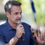Κυβέρνηση σε αποδρομή, πρωθυπουργός σε άρνηση – Επικοινωνιακή στροφή στα ζητήματα της καθημερινότητας και η πολιτική της «κορδέλας»