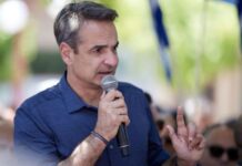 Κυβέρνηση σε αποδρομή, πρωθυπουργός σε άρνηση – Επικοινωνιακή στροφή στα ζητήματα της καθημερινότητας και η πολιτική της «κορδέλας»