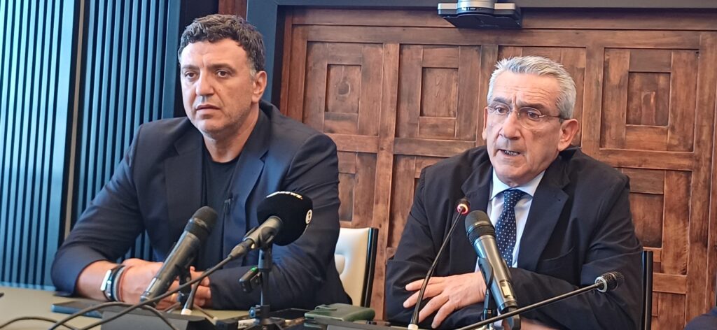 (videos) Επί τάπητος η διασύνδεση Κυκλάδων – Δωδεκανήσου: Η πρόταση Χατζημάρκου στον Β. Κικίλια που αλλάζει τα δεδομένα στην ακτοπλοΐα του Νοτ. Αιγαίου