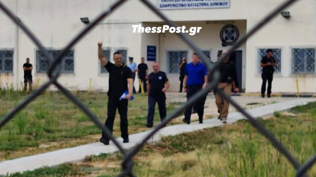 (video) Αποφυλακίστηκε ο Ηλίας Κασιδιάρης – Βρέθηκε φόρμουλα για την κάθοδό του, λέει η δικηγόρος του